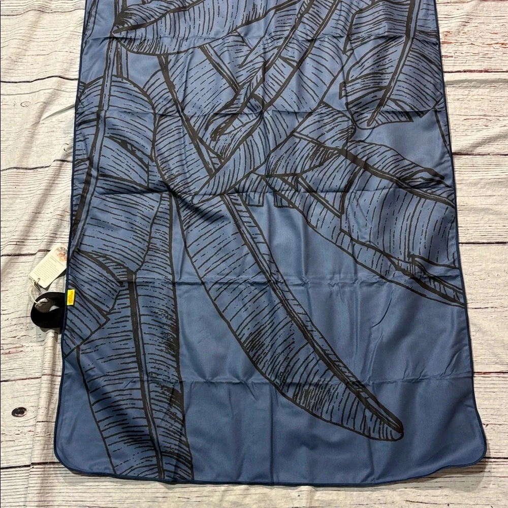 NWT Agua Bendita Adam Navy Leaf Tropical Beach Towel